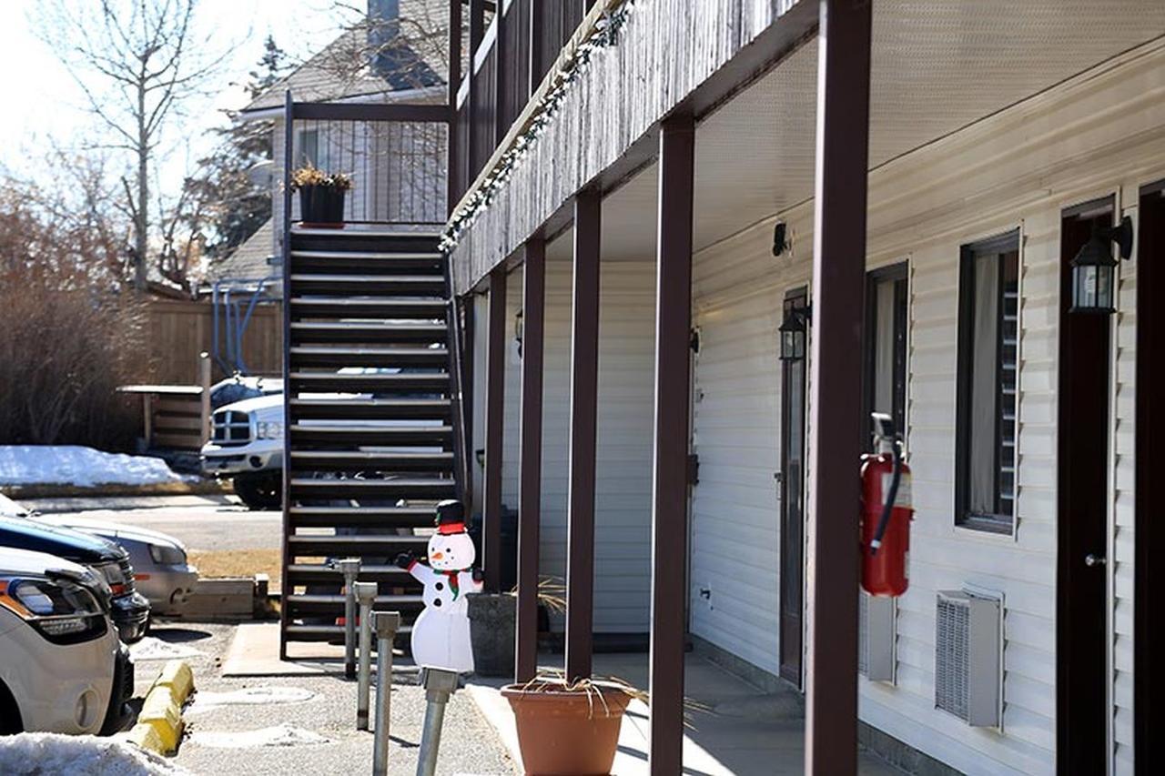 Golden West Motor Inn Carstairs Екстериор снимка